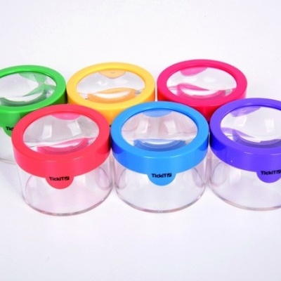 Seis potes plásticos transparentes com tampas coloridas