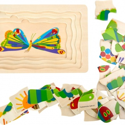 Puzzle de madeira com base e peças soltas coloridas