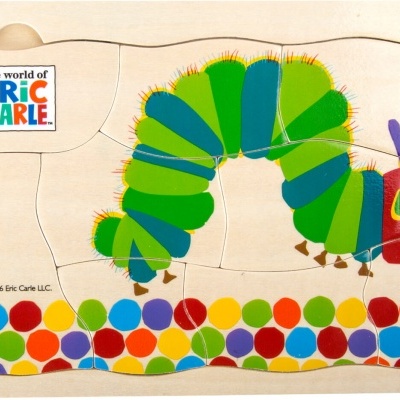Quebra-cabeças de madeira com a lagarta de Eric Carle em fundo bege e bolas coloridas