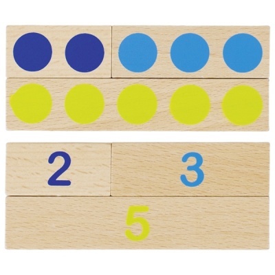 Blocos educativos de madeira com círculos azuis e amarelos e números 2, 3 e 5