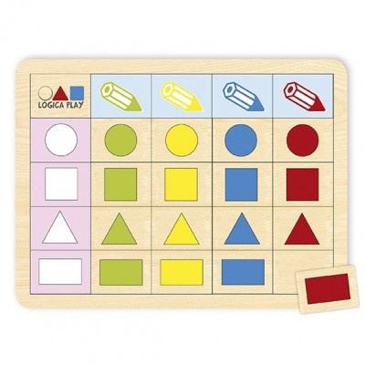 Tabuleiro de madeira com formas geométricas coloridas e lápis desenhados no topo