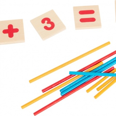 Peças de madeira com números e sinais matemáticos e palitos coloridos