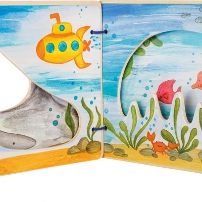 Livro infantil de papelões com fundo do mar e peixe de papel vermelho