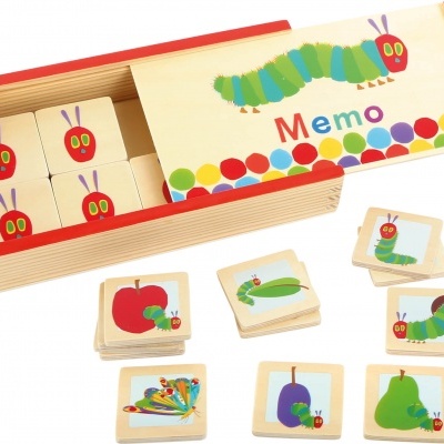 Jogo de memória de madeira com imagens da lagarta e frutas coloridas