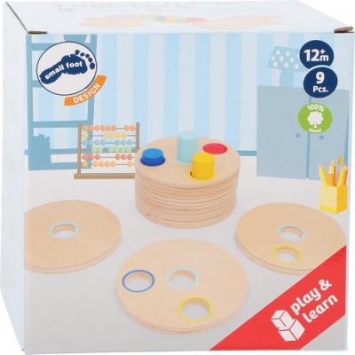 Embalagem de brinquedo educativo de madeira com peças coloridas e indicação 12m+