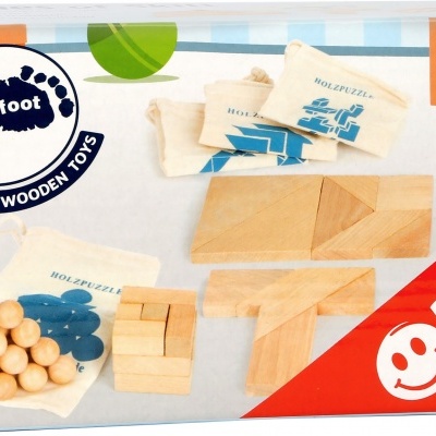 Caixa de brinquedo de madeira small foot para crianças com peças geométricas e esferas, saco de pano azul, e texto play & fun.