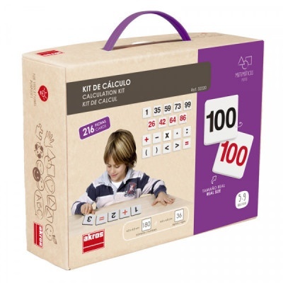 Caixa do Kit de Cálculo Akros com 216 fichas e imagem de criança a brincar