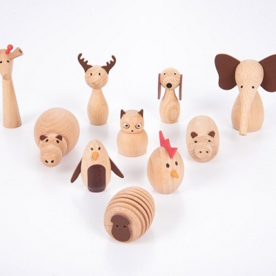 Conjunto de figuras de animais em madeira clara sobre fundo branco