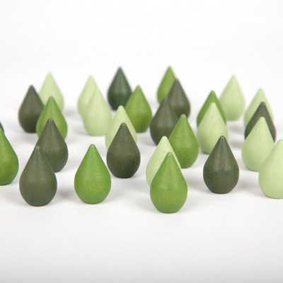 Pequenas gotas verdes de diferentes tons e padrões dispostas em fileiras sobre fundo branco