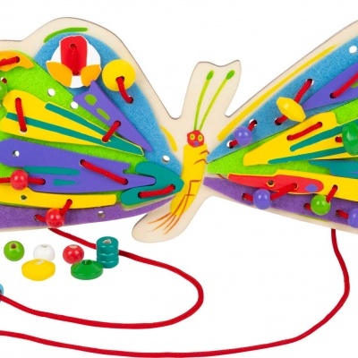 Puzzle de borboleta colorida em madeira com peças e fios para enfiar