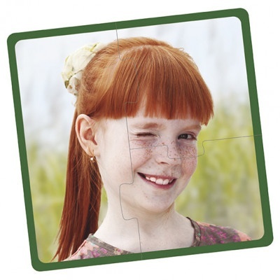 Quebra-cabeças com imagem de menina ruiva sorridente com sardas e cabelo preso