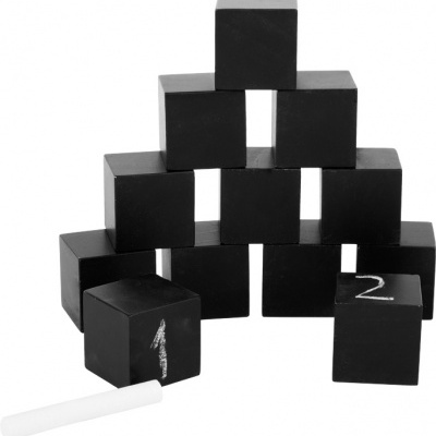 Blocos pretos para escrever com giz numerados 1 e 2 com giz branco