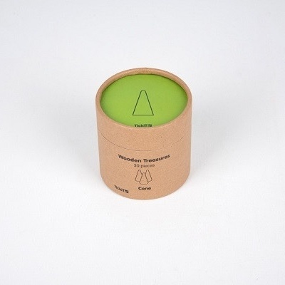 Produto cilíndrico de madeira com tampa verde e rótulo em papel castanho