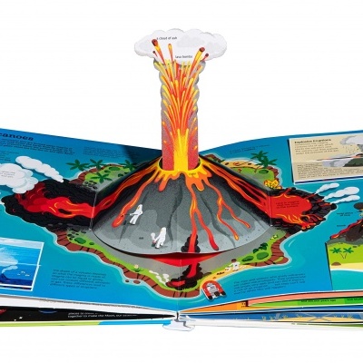 Livro pop-up com vulcão em erupção e texto informativo