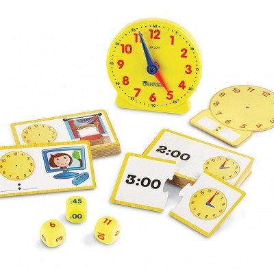 Relógio educativo amarelo com cartas e dados