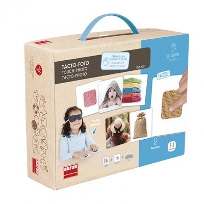 Caixa de jogo táctil com alça azul para crianças, mostra texturas e materiais diversos.