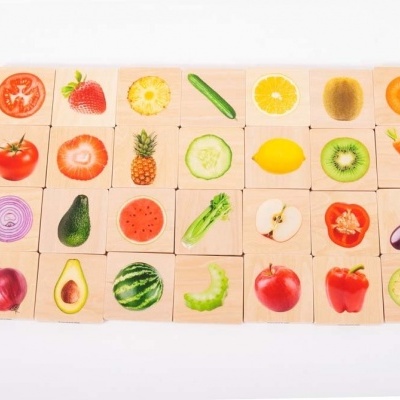 Cubos de madeira com imagens de frutas e legumes variados