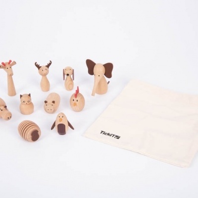 Brinquedos de madeira animal e saco branco com texto