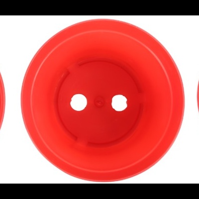 Três copos de plástico vermelhos vistos de cima com buracos circulares.