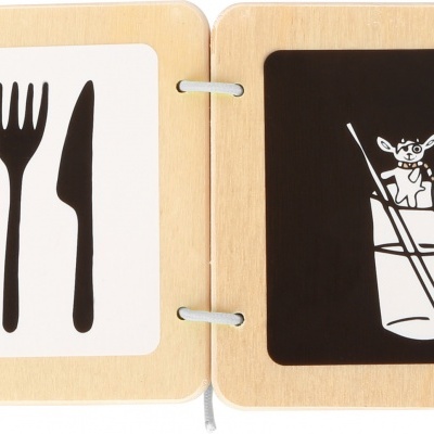 Livro infantil em madeira com ilustrações de talheres e bebida com rato.