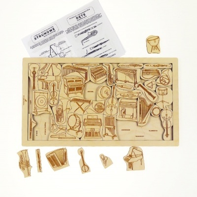 Quebra-cabeça de madeira com peças de instrumentos musicais e móveis e instruções em alemão