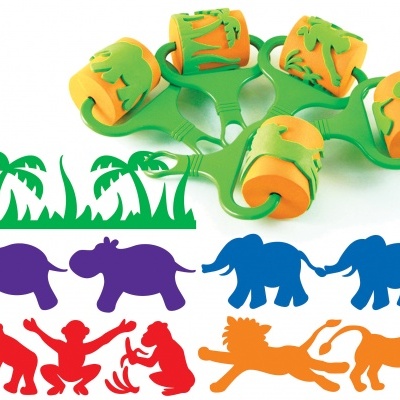 Carimbos de espuma coloridos com motivos de animais e padrões de selva verdes.