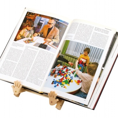 Suporte de livro em madeira com forma de mãos a segurar um livro aberto