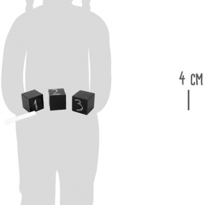 Três cubos pretos numerados 1, 2, 3 em mãos de figura cinzenta com tranças.