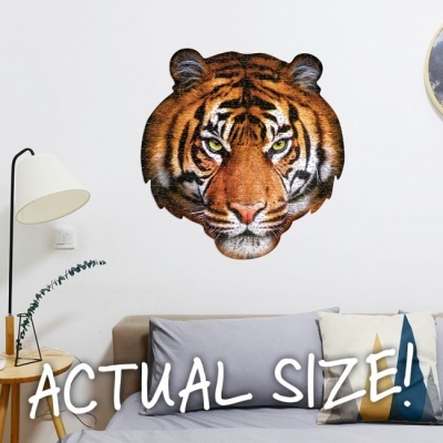 Decoração de parede tigre sobre sofá com almofadas e abajur