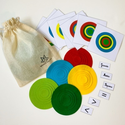 Jogo educativo com sacola de tecido e peças coloridas redondas e etiquetas com texto em português