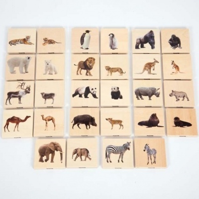 Peças de madeira quadradas com imagens de animais dispostas em grade