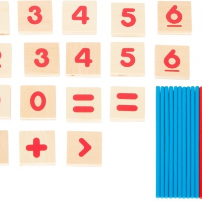 Peças de madeira com números e sinais matemáticos ao lado de palitos coloridos