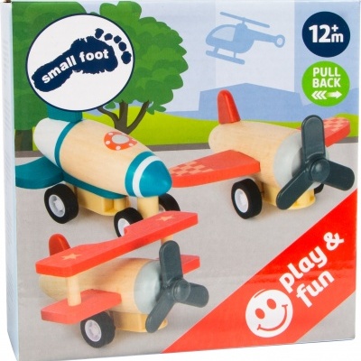 Caixa com três aviões de brinquedo em madeira de várias cores para crianças.