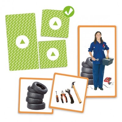 Cartas de jogo com imagens de pneus, ferramentas e mulher em macacão azul