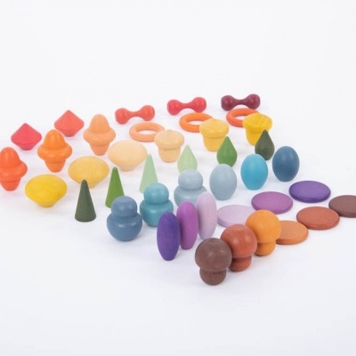 Peças coloridas de roupa de cama em várias formas geométricas sobre fundo branco.