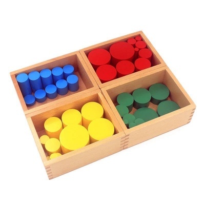 Peças cilíndricas de madeira coloridas em caixa de madeira