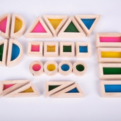 peças geométricas de madeira coloridas em azul, rosa, amarelo e verde