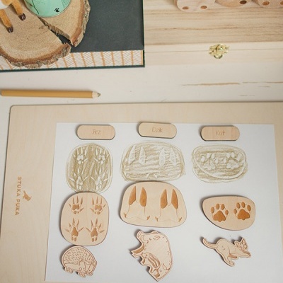 Jogo de madeira com placas de pegadas e animais e texto em português