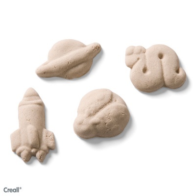 Brinquedos de areia moldada no formato do espaço em fundo branco