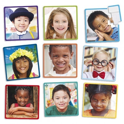 Nove fotos coloridas de crianças sorridentes com molduras coloridas em fundo branco