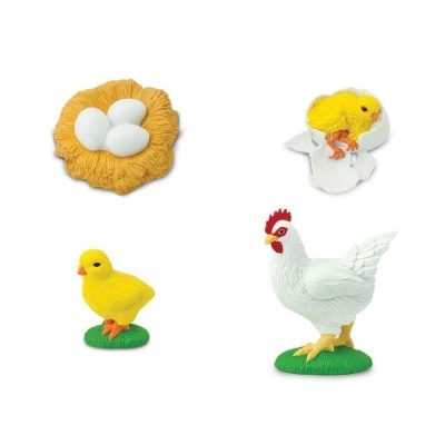 Figuras decorativas de galinha, pintainhos e ovos em ninho sobre fundo branco