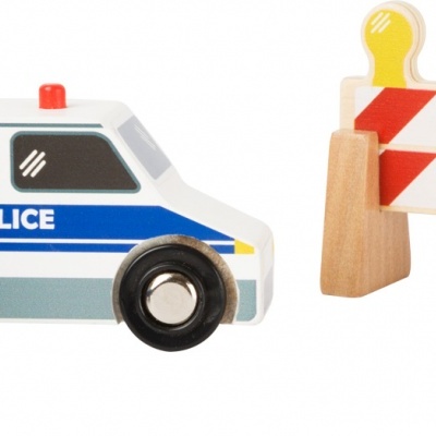 Dois carros de brinquedo da polícia azul e branco, obstáculo de madeira e cone de trânsito laranja e branco