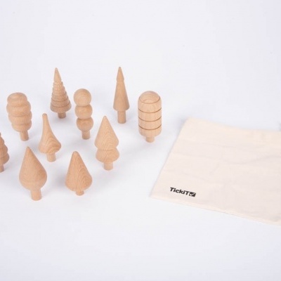 Conjunto de árvores de madeira e saco de pano branco com texto