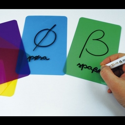 Cartões coloridos transparentes com escrita a caneta preta e mão segurando caneta