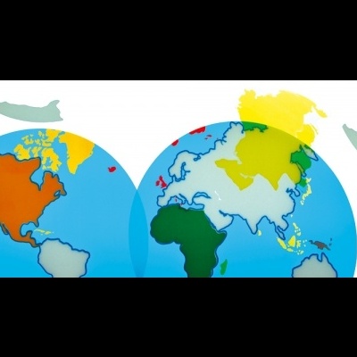 Globo duplo com continentes coloridos e formas recortadas de continentes.