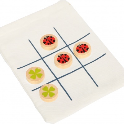 Jogo três em linha em tecido branco com peças de madeira decoradas com joaninhas e trevos