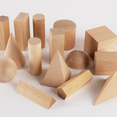 Formas geométricas de madeira claras sobre fundo branco