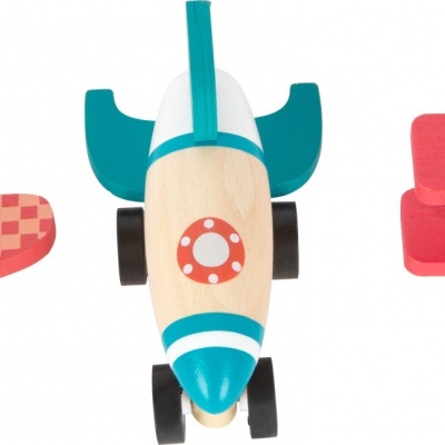 Brinquedos de madeira em forma de aviões vermelhos e azul e branco com rodas e hélices.