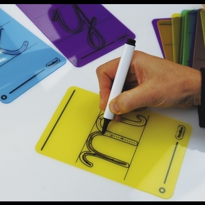 Placas coloridas de plástico translúcido para desenho de letras com caneta