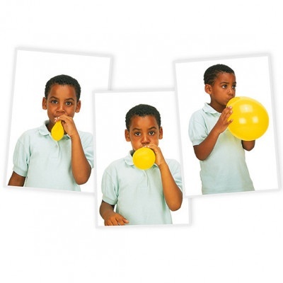 Rapaz com camisa azul enche balão amarelo em três fases.